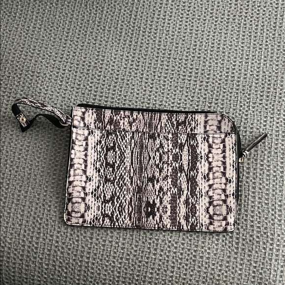 Ellen Tracy Black and Cream Snake Print Wristlet - Picture 1 of 2